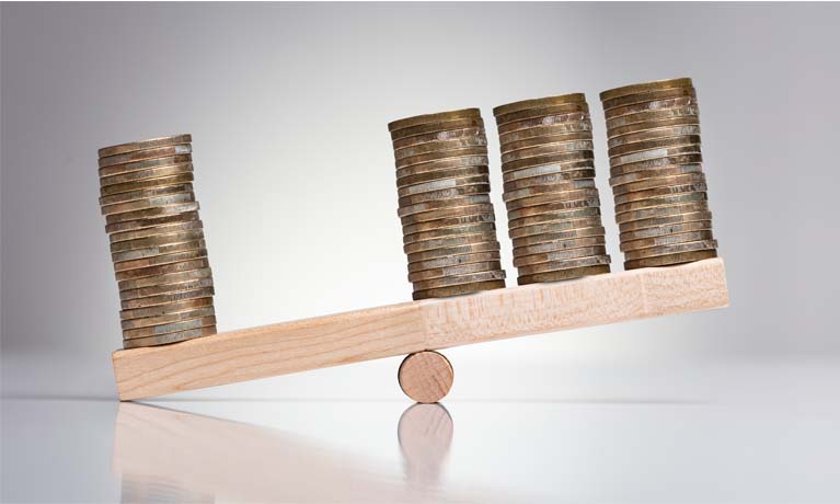 Does higher public debt benefit the rich?